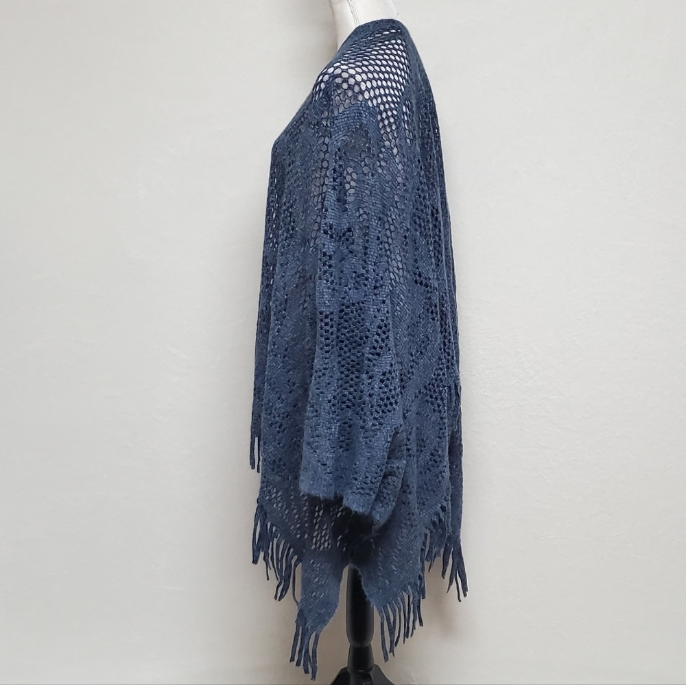 90s Vintage Dusty Blue Lightweight Soft Open Weave Curlicue Fringe Poncho OSFA - Picture 9 of 14